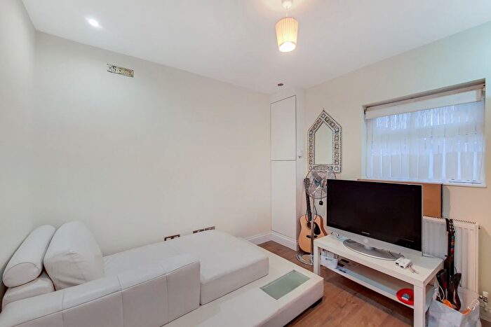 4 Bedroom Semi-Detached House To Rent In Highfield Road, Acton, W3