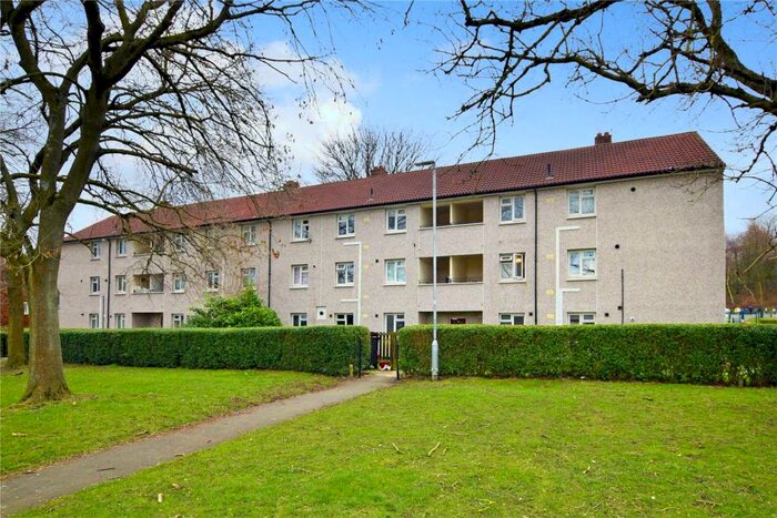 2 Bedroom Apartment To Rent In Stonebridge Grove, Leeds, West Yorkshire, LS12