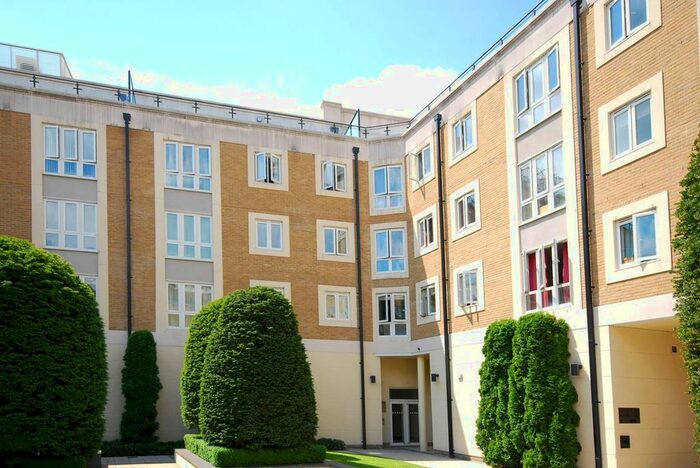 2 Bedroom Flat To Rent In Castle Court, Putney, London, SW15