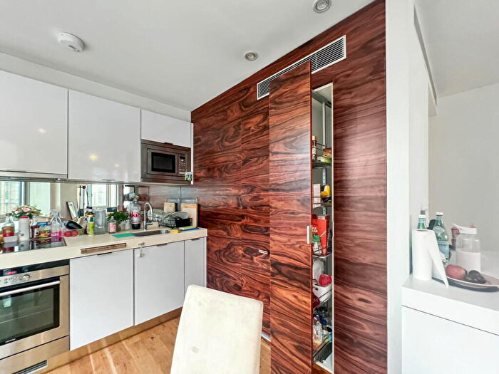 1 Bedroom Apartment For Sale In Fairmont Avenue, London, E14