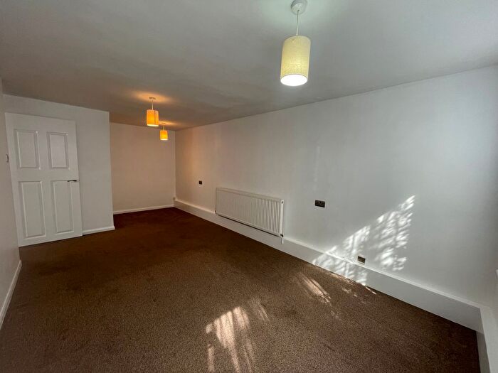 2 Bedroom Flat To Rent In Hilton Close, Uxbridge, UB8
