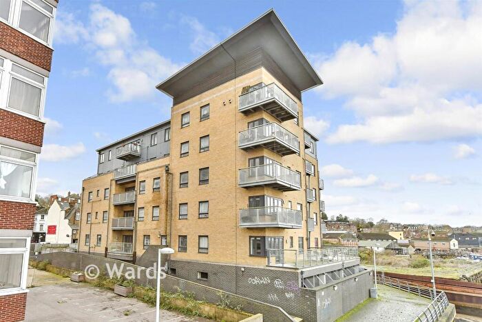 2 Bedroom Flat For Sale In High Street, Chatham, Kent, ME4