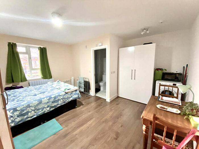 Flat To Rent In Colney Hatch Lane, N10