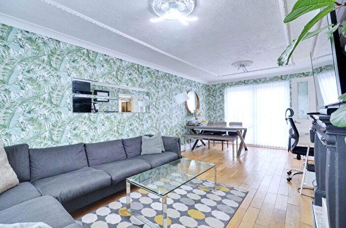 3 Bedroom Terraced House For Sale In Manor Close, Aveley, South Ockendon, RM15