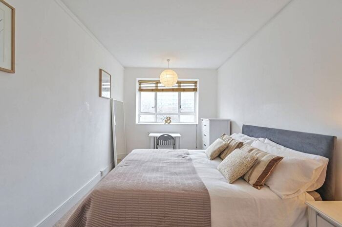 3 Bedroom Flat For Sale In Chaucer House, Churchill Gardens, Pimlico, London, SW1V