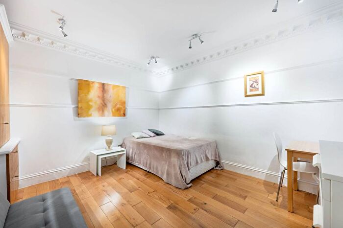 Studio For Sale In Holland Park Gardens, Holland Park, London, W14