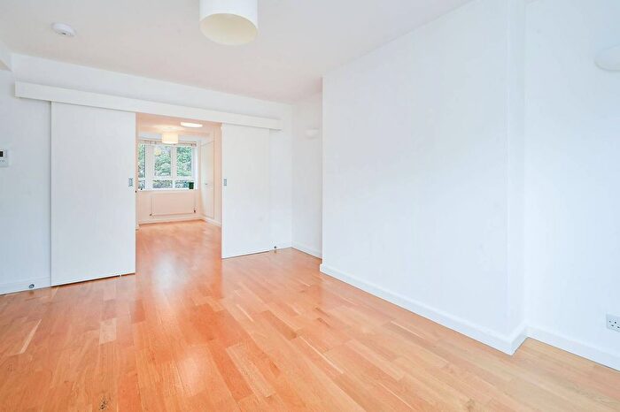2 Bedroom Flat To Rent In Kew Bridge Court, Chiswick, London, W4