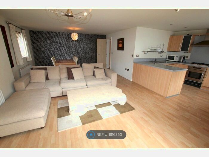 3 Bedroom Flat To Rent In Castle Marina, Nottingham, NG7
