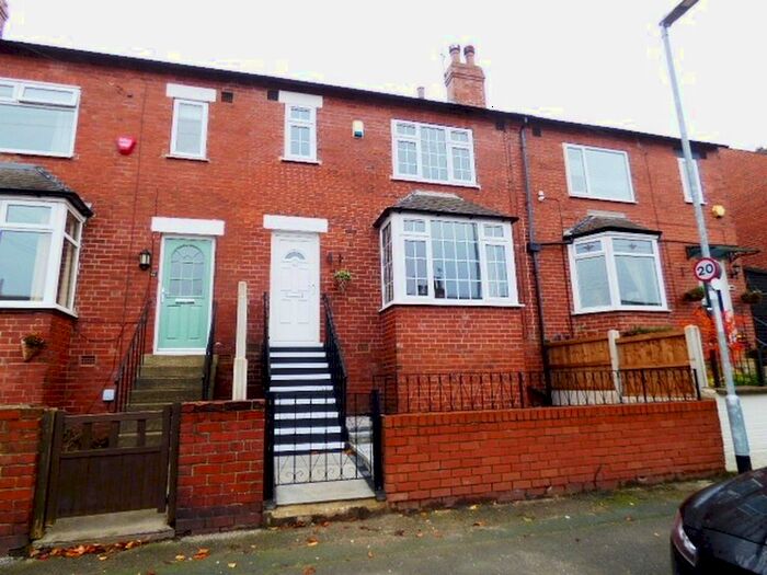 3 Bedroom Town House For Sale In Aston Terrace, Leeds, LS13
