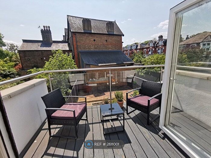 Studio To Rent In Bounds Green Road, London, N22