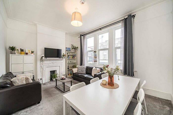 4 Bedroom Flat To Rent In Tooting High Street, London, SW17