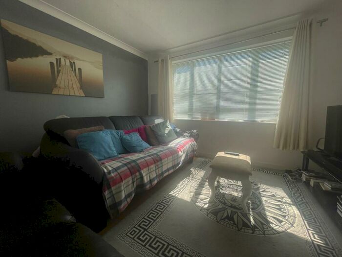 2 Bedroom Flat To Rent In Emery Lodge, Barnet, EN4