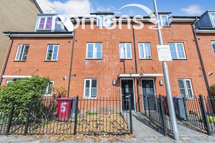 4 Bedroom Terraced House To Rent In Gweal Avenue, Reading, RG2