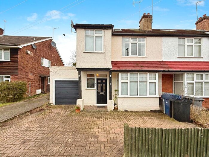 4 Bedroom Semi Detached House For Sale In Potters Road, Barnet, EN5