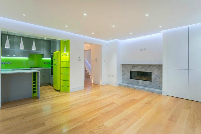 3 Bedroom Flat To Rent In Wilton Road, London, SW1V