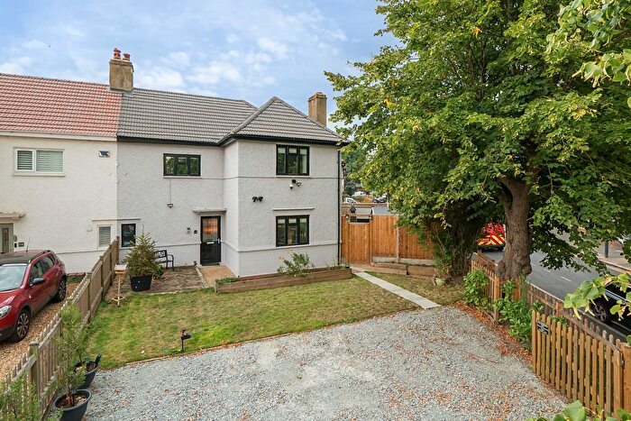 4 Bedroom Semi-Detached House For Sale In Fairfield Grove, Charlton, SE7