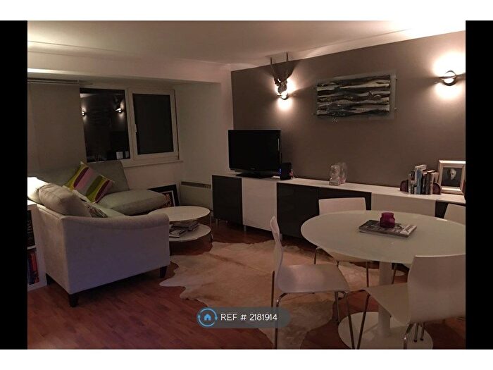 2 Bedroom Maisonette To Rent In Glebe Court, Guildford, GU1