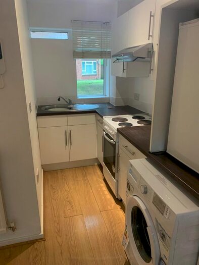 2 Bedroom Flat To Rent In Hedges Close, Hatfield, AL10