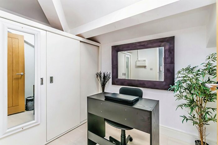 2 Bedroom Flat For Sale In Cantelupe Road, East Grinstead, RH19
