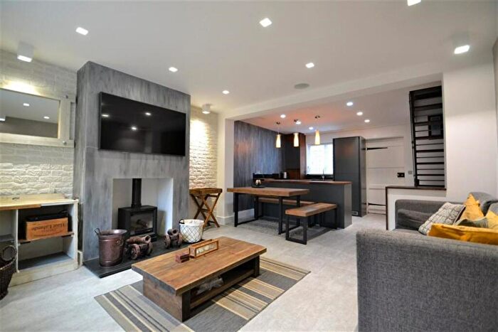 3 Bedroom Town House To Rent In Arundel, West Sussex, BN18