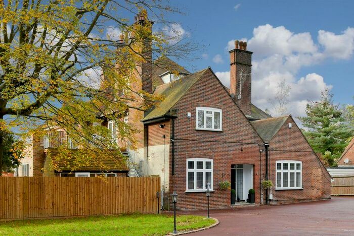 4 Bedroom Maisonette To Rent In Woodland Way Kingswood Surrey, KT20