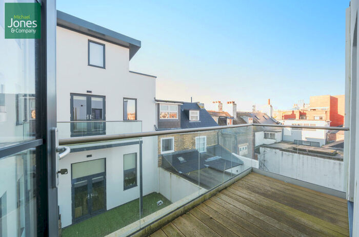 2 Bedroom Flat To Rent In South Street, Worthing, BN11