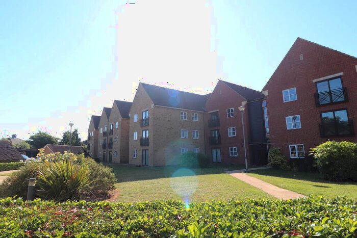 2 Bedroom Apartment To Rent In Chafford Hundred, RM16