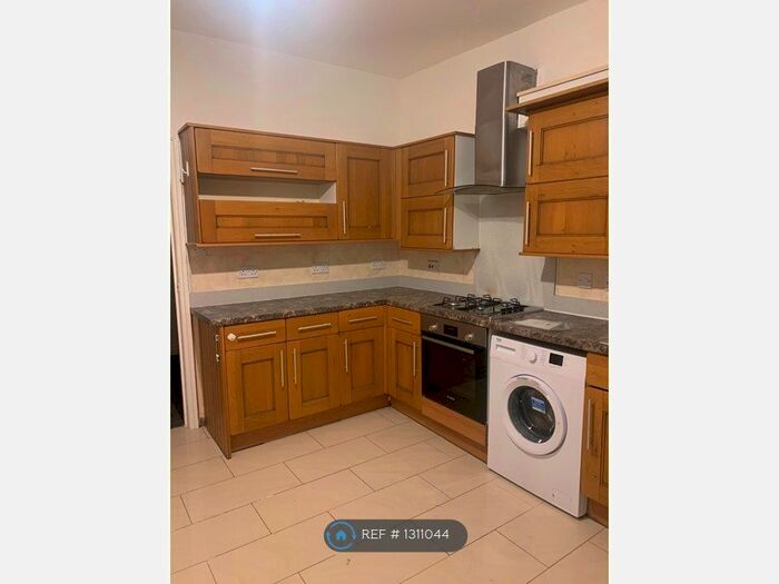 3 Bedroom Semi-Detached House To Rent In Mitcham Lane, London SW16