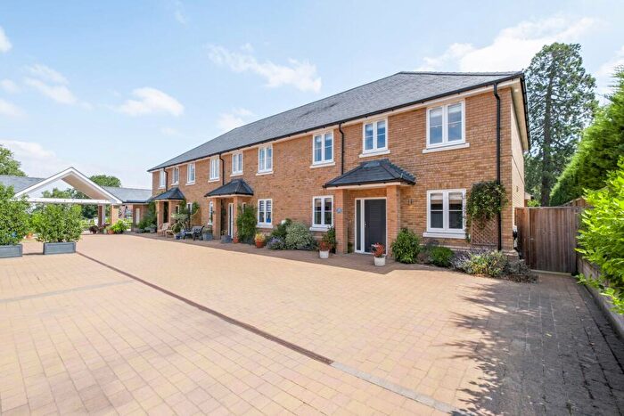 4 Bedroom Detached House For Sale In Wellingtonia Drive, Crookham Common, RG19
