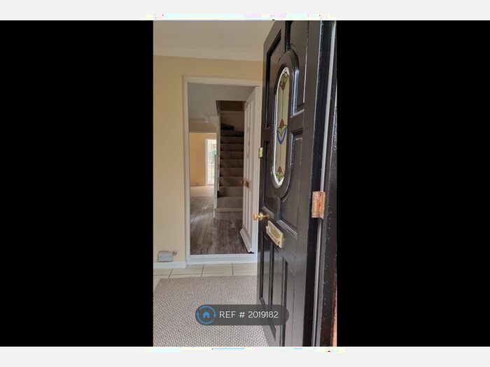 3 Bedroom Semi-Detached House To Rent In Ash Close, Aylesbury, HP20