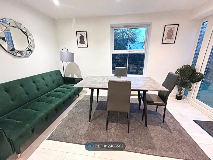 3 Bedroom Flat To Rent In Queens Park, London, W9