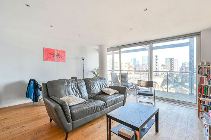 3 Bedroom Flat To Rent In Branch Road, Limehouse, London, E14