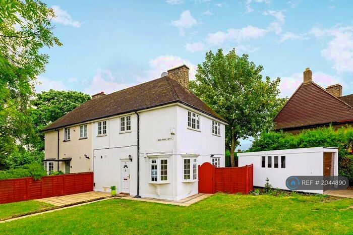 3 Bedroom Semi-Detached House To Rent In Red Post Hill, London, SE24