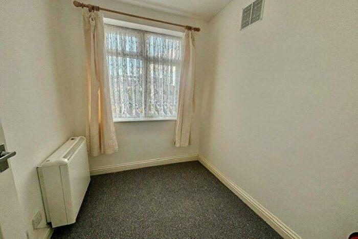 2 Bedroom Flat To Rent In Cuxton, Rochester, ME2