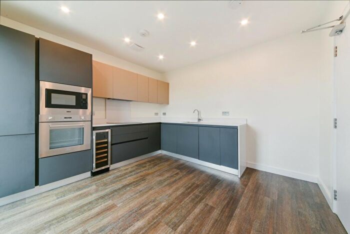 3 Bedroom Apartment To Rent In Grafton Quarter, Croydon, CR0