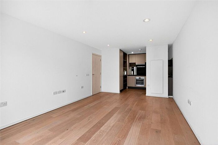 2 Bedroom Flat To Rent In Hertford Road, London, N1