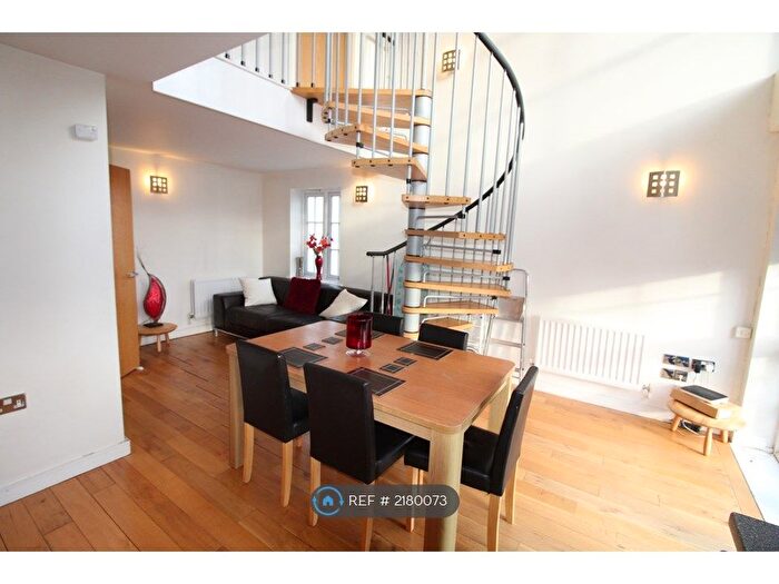 3 Bedroom Flat To Rent In Amber Court, Romford, RM1