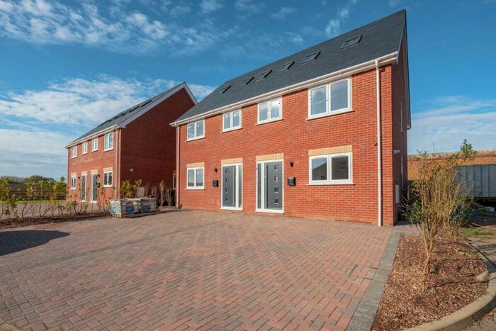 4 Bedroom Semi-Detached House To Rent In Hurst Point View, Totland Bay, PO39