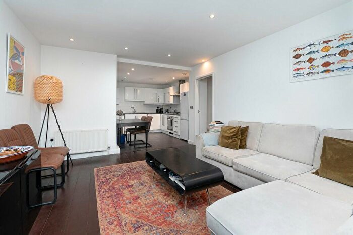 3 Bedroom Flat To Rent In - De Beauvoir Crescent, London, N1