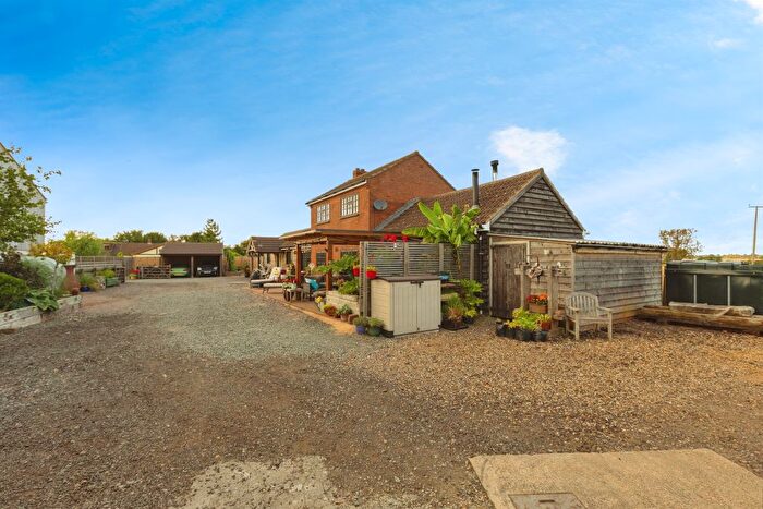 3 Bedroom Detached House For Sale In Cheddington Lane, Tring, HP23