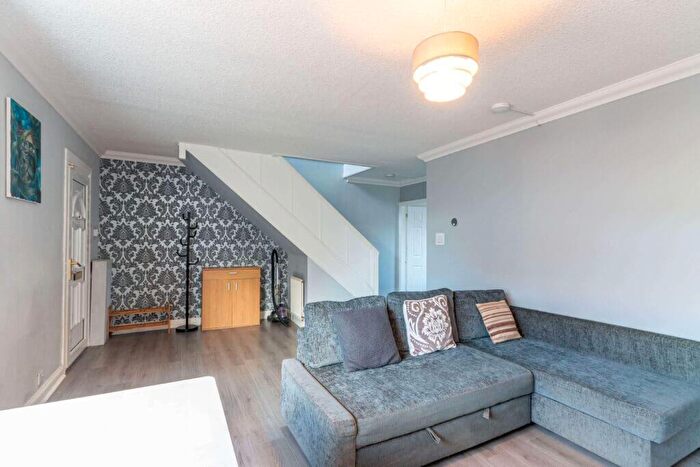 3 Bedroom Flat To Rent In L – Niddrie Marischal Road, Edinburgh, EH16