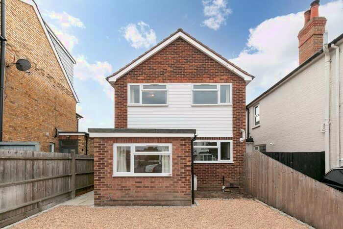 4 Bedroom Detached House To Rent In Kings Road, Walton-On-Thames, KT12