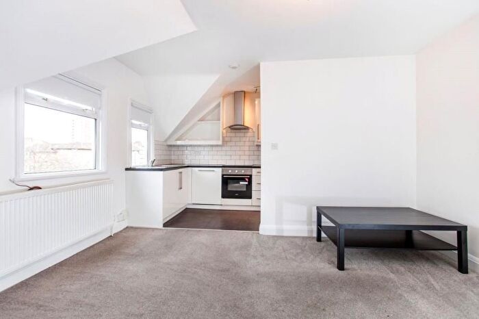2 Bedroom Flat To Rent In Cricklewood Lane, Cricklewood, NW2