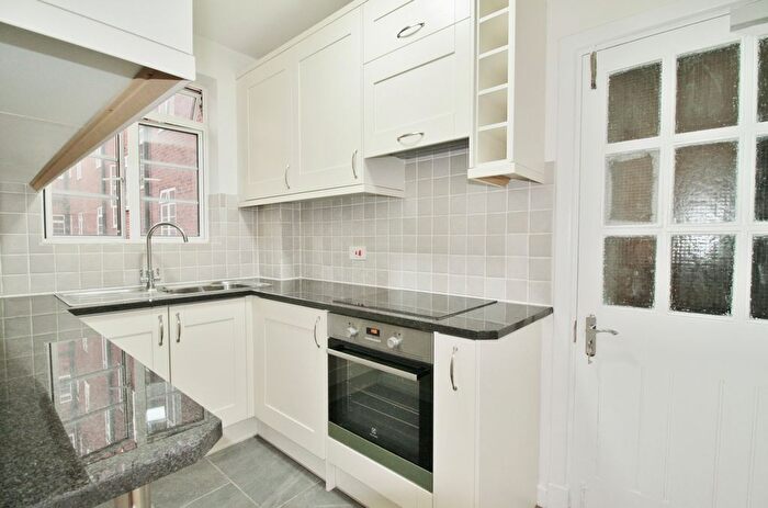 1 Bedroom Flat To Rent In Latymer Court, Hammersmith Road, Hammersmith, W6