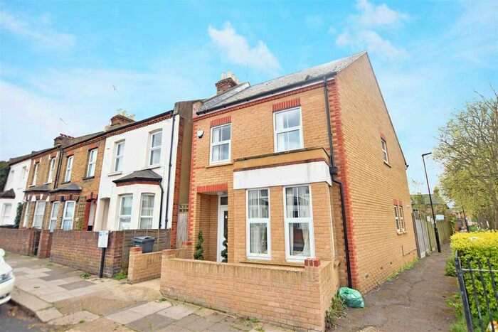4 Bedroom Detached House To Rent In Lateward Road, Brentford, TW8