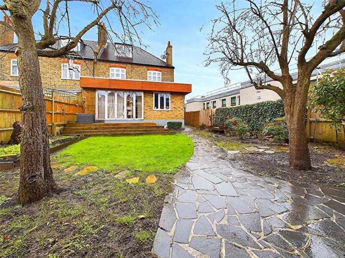 3 Bedroom Flat To Rent In Prentis Road, London, SW16