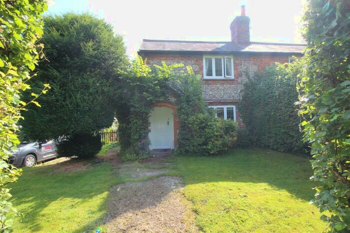 3 Bedroom Cottage To Rent In Elm Road, HP10