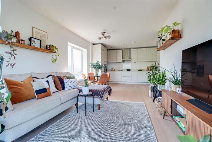 2 Bedroom Flat For Sale In Fairfax Drive, Westcliff-On-Sea, SS0