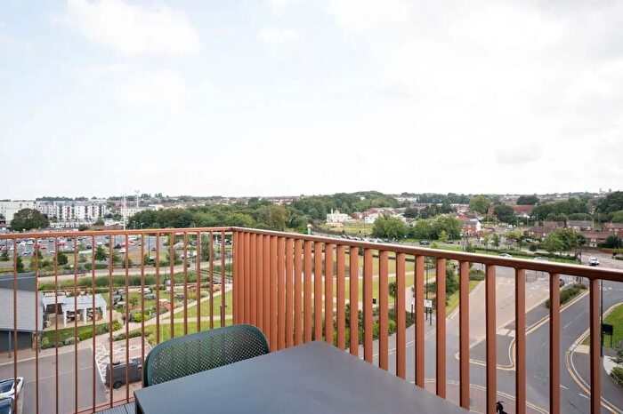 3 Bedroom Flat To Rent In South Side Three Road, Chatham, ME4