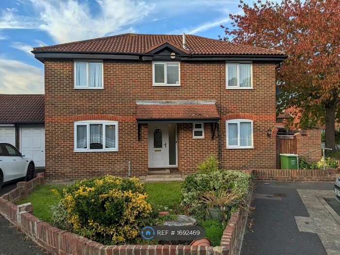 4 Bedroom Detached House To Rent In Abbotswood Close, Belvedere, DA17